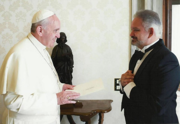 Carlos Ávila presenta cartas credenciales al Papa Francisco en la Santa Sede