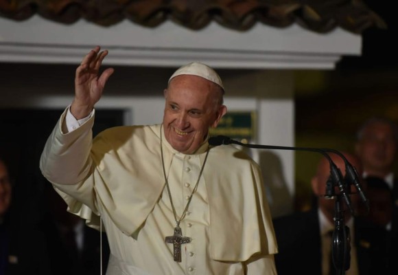 Los bogotanos dan al Papa una calurosa despedida en las calles de la capital