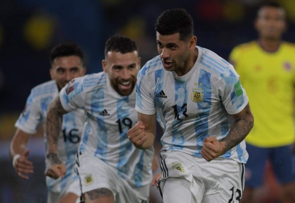 Cristian Romero celebrando su gol ante Colombia. Foto AFP.