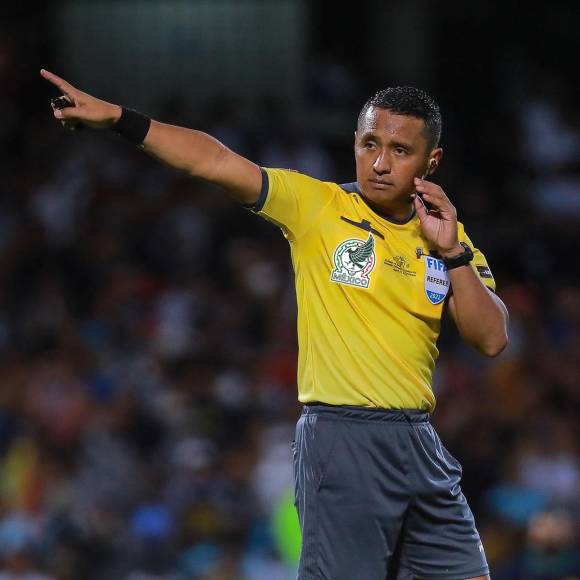 El árbitro salvadoreño Iván Barton está siendo muy criticado por sus polémicas decisiones a favor de México en el juego contra Honduras.