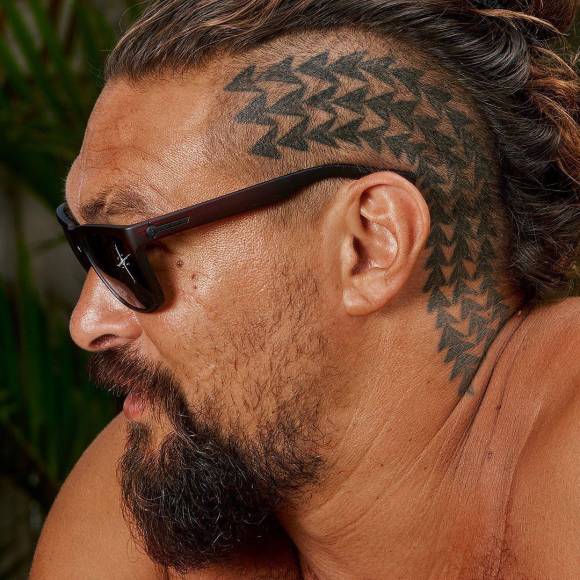 5. Tiene un tatuaje tradicional hawaiano en la cabeza, el actor de Aquaman pasó dos horas haciéndose un tatuaje tradicional hawaiano en el lado izquierdo de la cabeza que simboliza la protección de su familia y su aumakua, que en hawaiano significa ‘espíritu guardián’.