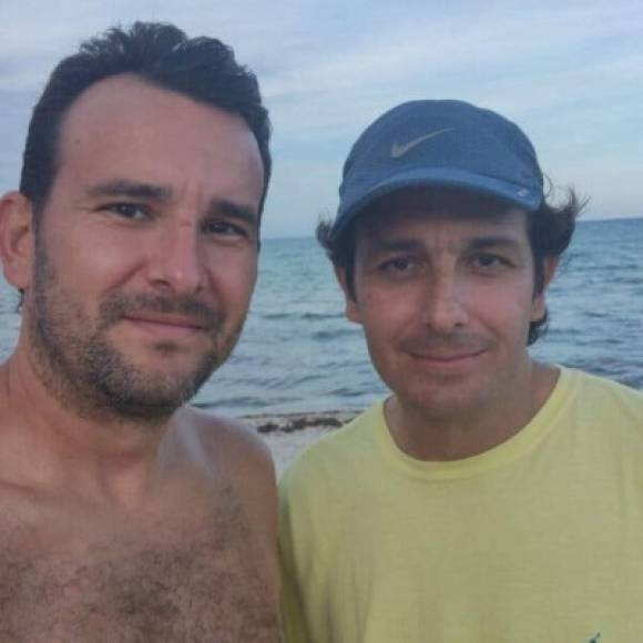 El colombiano Luis Barth, de 51 años de edad (derecha) se encontraba de visita en Miami Beach junto a su esposa e hija y se hospedaron en uno de los apartamentos que se derrumbaron esta madrugada.