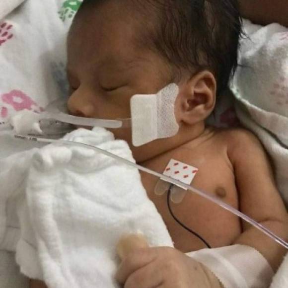 El bebé fue trasladado a un hospital donde se encuentra en estado crítico. Aunque la presunta asesina lo registró como hijo suyo, las pruebas de ADN certificaron que en realidad es hijo de la mujer asesinada.