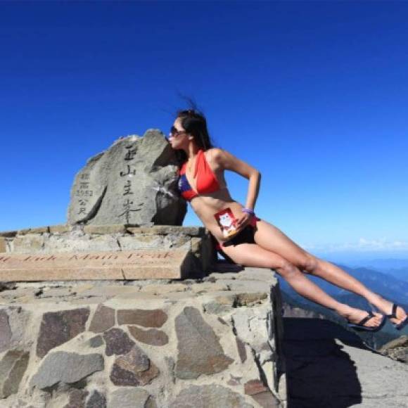 La alpinista había ascendido sola el sábado por la tarde a la montaña, sin ningún tipo de equipo y en bikini. Tras su accidente, logró llamar por un teléfono satelital a los servicios de emergencia.