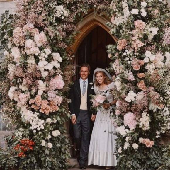 La Reina le prestó a Beatriz un vestido vintage para la ocasión, así como una tiara con flecos de diamantes que la monarca usó el día de su boda en 1947.<br/><br/>