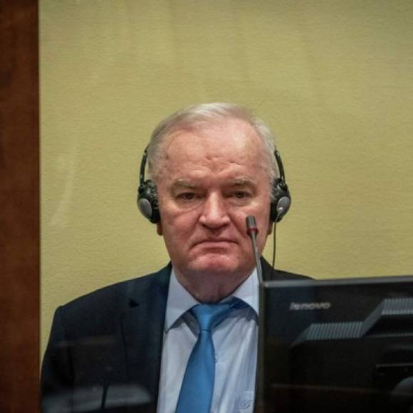 Mladic estuvo presente en el tribunal y, a diferencia de otras ocasiones, no hizo muecas de desprecio contra los jueces.<br/><br/>Vistiendo una chaqueta oscura y una corbata celeste, negó varias veces con la cabeza cuando la jueza presidenta dio los argumentos para tumbar las alegaciones de sus abogados.