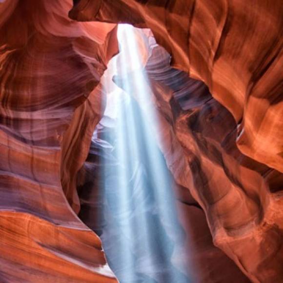 El Cañón del Antílope se halla en el sur de Arizona, Estados Unidos. Este estrecho cañón solo puede recorrerse con un guía, ya que se presentan constantes corrientes de agua debido a sus fallas geológicas. Foto: Pinterest.