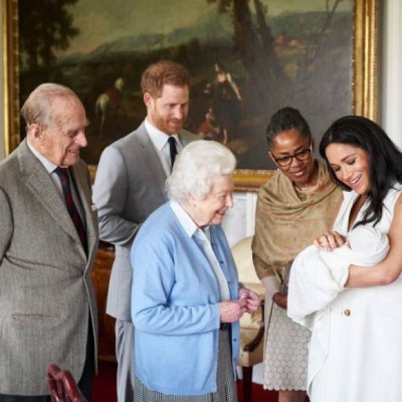 'Esas eran conversaciones que la familia sostuvo' con Harry afirmó. Ambos se negaron a revelar qué miembro de la familia británica dijo esas cosas sobre el bebé pero Harry negó a Oprah fuera de cámaras que se tratase de la reina Isabel II.