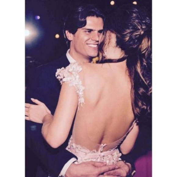 En una tarde llena de romanticismo y de sorpresa, Juan Carlos se ha puesto en una rodilla para pedirle a la Miss Universo 2010 que fuera su esposa.