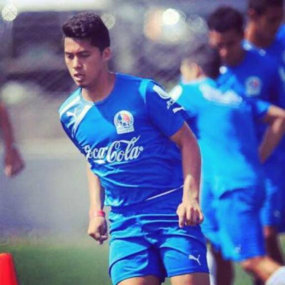 Brayan Velasquez Jugador de Olimpia en entrenamiento en Cancha los Ãngeles