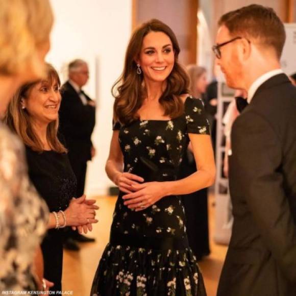 Para la ocasión, Middleton llevaba un vestido negro de Alexander McQueen estampado con flores verdes, y su falda en capas se extendía hasta el suelo.