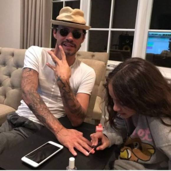 El cantante Marc Anthony se deja consentir solo de su hija Emme. El boricua compartió en su cuenta de Instagram esta divertida foto donde se ve a su hija pintándole las uñas de color rosa.