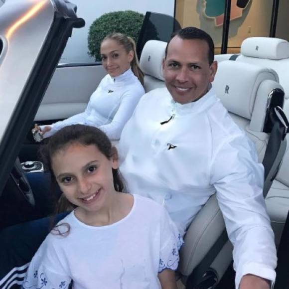 JLo y Alex Rodríguez comenzaron el día en familia.<br/>El exbeisbolista compartió una foto junto a una de sus hijas y la cantante.