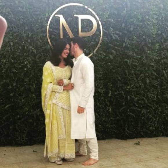 Tanto Priyanka como Nick, siguieron la tradición respecto a los atuendos y el cantante lució un kurta blanco y la actriz un traje anarkali en color amarillo.