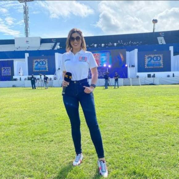 La presentadora Laura Karolai Meza desde el Estadio Nacional, en Tegucigalpa.