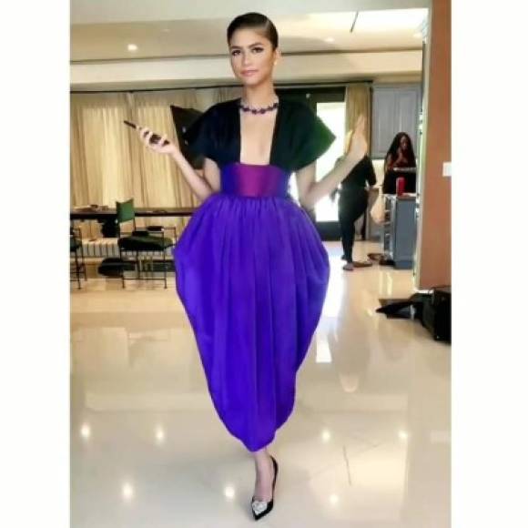 ¡Antes muerta que sencilla! Esa frase parece quedarle bien a la actriz estadounidense Zendaya. La estrella ha compartido con sus fans un video en el que luce hermosa y elegante con este atuendo en tonos morado y negro.