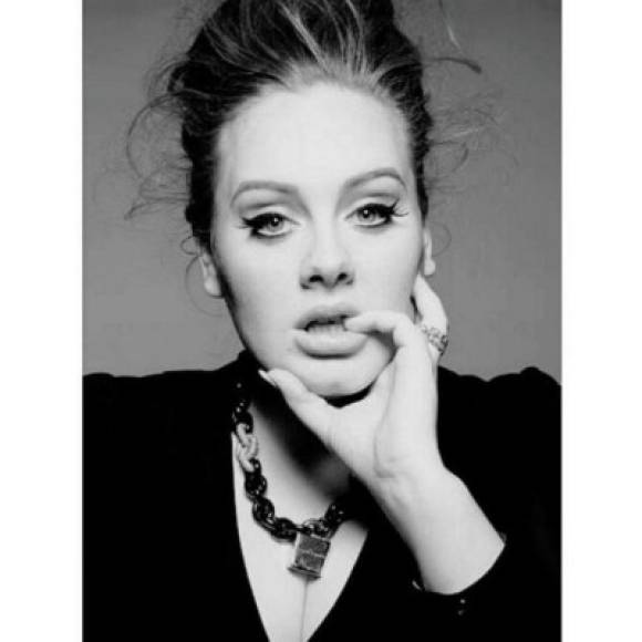 Adele compartió esta instantánea con sus seguidores en Instagram hace unas semanas. La cantante aparece con el rostro más delgado, los pómulos más marcados y un 'look' más sexy y agresivo.