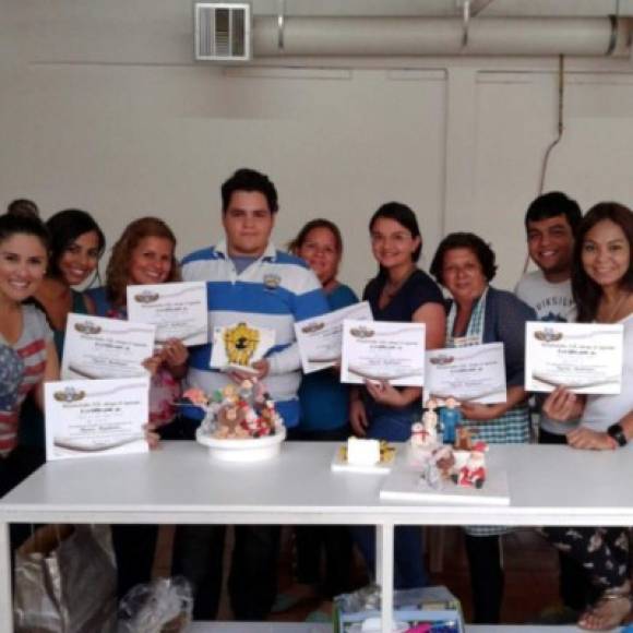 Sus talleres, en los cuales participan hombres y mujeres, van desde simples lecciones para crear 'cupcakes', hasta clases de moldeo de figuras.<br/>