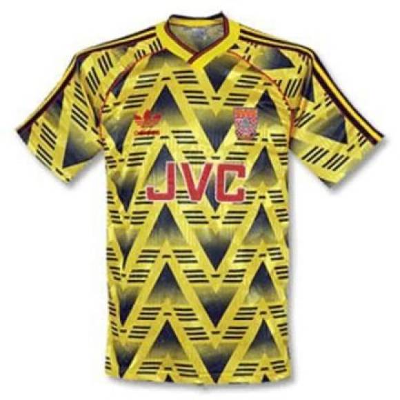 Camiseta del Arsenal del año 1990. Los Gunners siempre se caracterizaron por tener bellas indumentarias. Pero en 1990 hubo una excepción: lanzaron una piel amarilla con detalles negros y colores rojos de la publicidad. En otras palabras, los colores no combinaban.