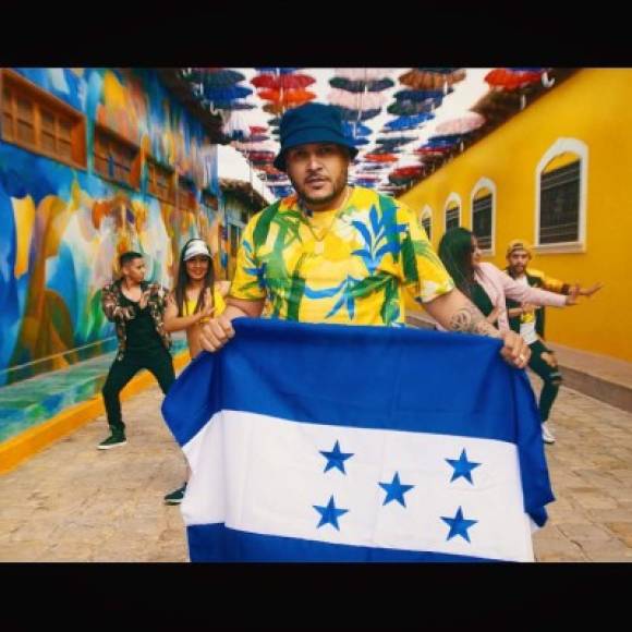 El Chevo, al igual que Maynor MC, ha mostrado su fervor por Honduras posando con la bandera nacional. 'El mes de la patria así lo hacemos en la H!!', dijo el artista originario de La Lima.