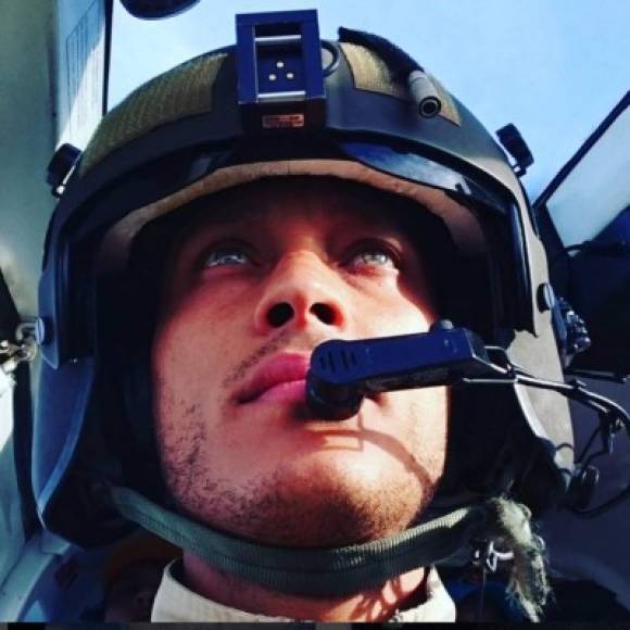 El militar ejerce como piloto de helicóptero, buzo de combate y paraidista libre.