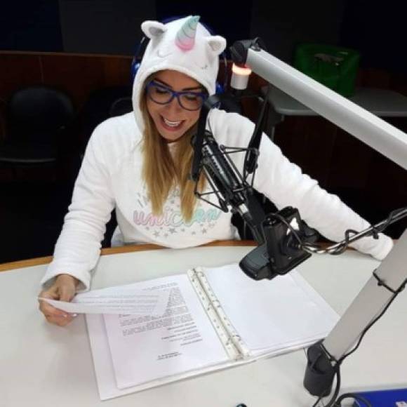 Viviana tiene un programa de radio diario llamado “Lo Mejor de Todo”.