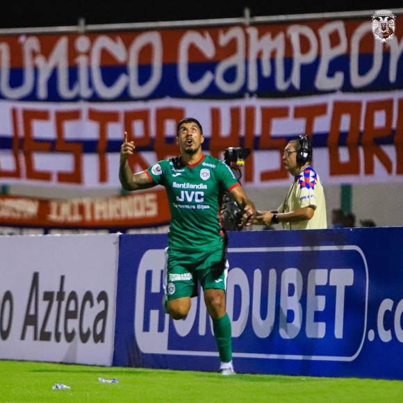 La celebración de Maximiliano Pérez, el héroe inesperado del clásico tras su gol en el minuto 89 para el empate del Marathón.