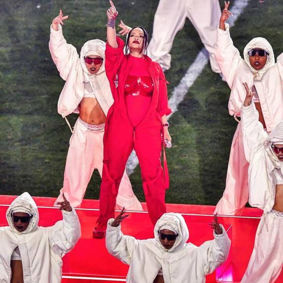 El último Half Time del Super Bowl permitió ver nuevamente a una Rihanna tan segura como sorpresiva. Con un enterizo en color rojo que resaltaba su abdomen, la cantante de 34 años anunció frente a millones de espectadores su segundo embarazo, también producto de su relación con el rapero A$AP Rocky. 