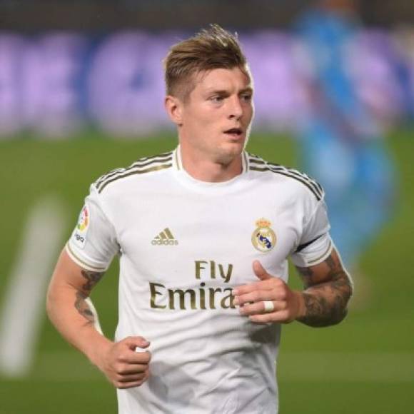 Toni Kroos - El alemán completa el tridente clásico con Modric y Casemiro en el centro del campo del Real Madrid.