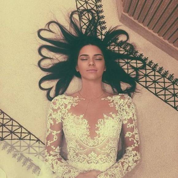 1. La fotos con más me gusta de los cinco años de Instagram es la de Kendall Jenner enseñando su peinado de corazones. La imagen alcanzó 3,1 millones de 'me gusta' y ha sido analizada por diversos medios.