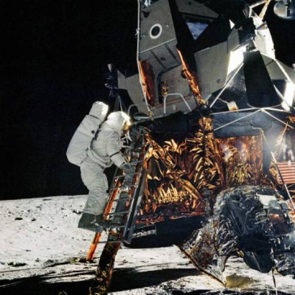 4. NO CIERRES LA ESCOTILLA<br/>A los astronautas les pidieron que no cerraran del todo la escotilla del módulo lunar pues si esto sucedía, podía cerrarse herméticamente debido al sistema de presurización, lo que habría complicado el reingreso.
