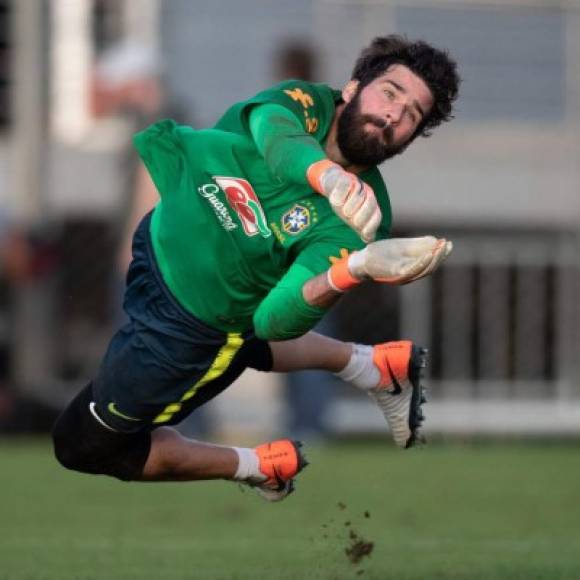 Alisson Becker será el portero de la selección brasileña en el amistoso contra la hondureña. El guardameta se incorporó recién luego de conquistar la Champions League con el Liverpool.<br/>