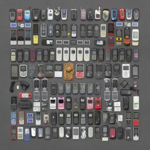Una foto de teléfonos celulares, de distintos modelos y épocas, confiscados a los inmigrantes en los últimos 10 años es parte de la obra de Kiefer.