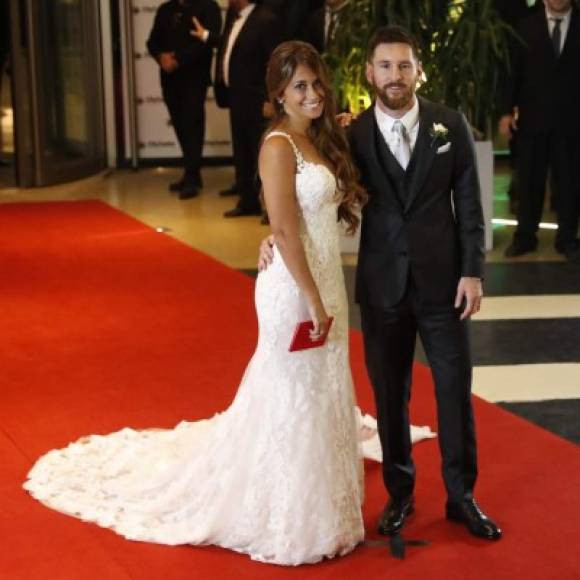 BAS023. ROSARIO (ARGENTINA), 30/06/2017.- El jugador argentino Lionel Messi (d) y su esposa Antonella Rocuzzo posan tras casarse hoy, viernes 30 de junio de 2017, en Rosario (Argentina). EFE/David Fernández