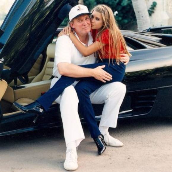 En esta foto de archivo se ve a una adolescente Ivanka besando a su papá. El presidente de los Estados Unidos.