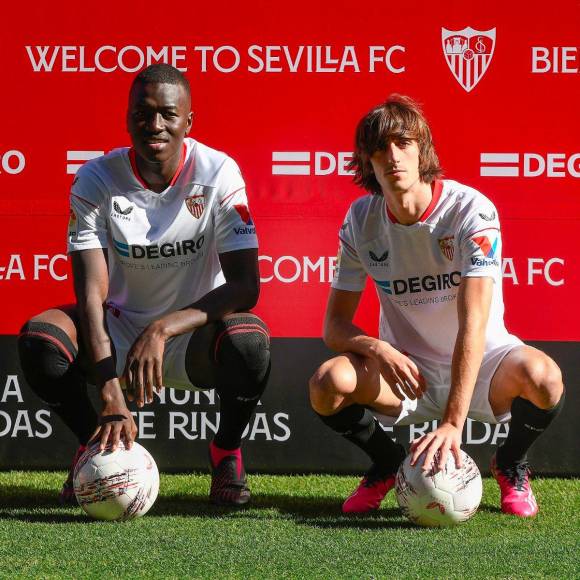 El Sevilla ha presentado este martes a sus dos nuevos refuerzos, el centrocampista franco-senegalés Pape Gueye y el delantero español Bryan Gil, quienes han llegado cedidos a Nervión por el Marsella y el Tottenham, respectivamente.