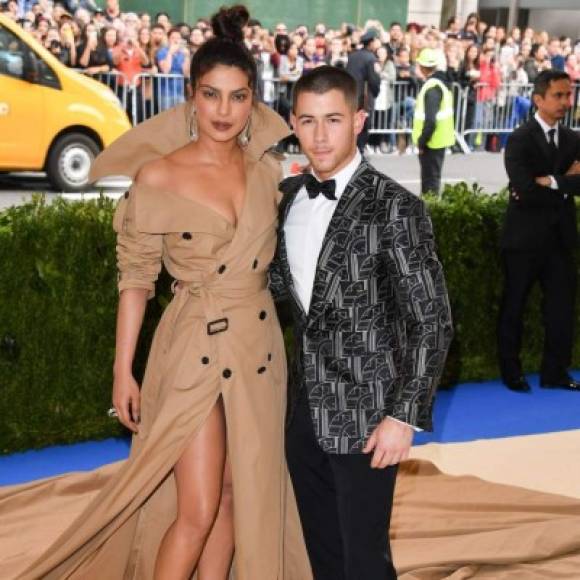 Fue en mayo de 2017 cuando Priyanka Chopra y Nick Jonas levantaron la sospecha de un romance<br/><br/>La pareja confirmó que habían comenzado a conocerse mucho antes de esta aparición em 2016. Su primera cita fue una semana antes de que el diseñador Ralph Lauren los invitara como embajadores de su diseños a la gala de la moda.