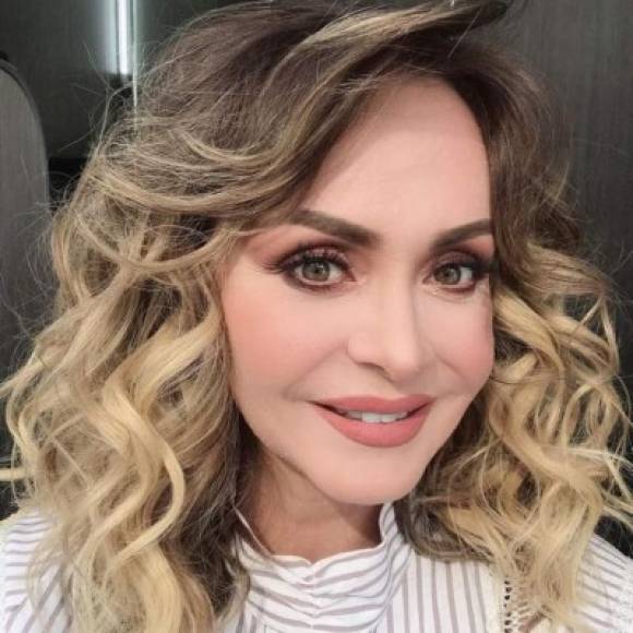 A sus 47 años, Gaby Spanic luce irreconocible, con un rostro diferente a sus inicios en la televisión, muchos han atribuido estos cambios al exceso de tratamientos de belleza.