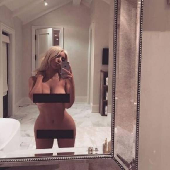 Como es propio de una Kardashian, Kim volvió a estar en boca (y en los monitores) de todos en marzo del 2016, tras dar a luz a su segundo hijo, cuando publicó esta selfie desnuda, mostrando una delgada figura. Sin embargo, luego aclaró que la foto era de 'hace un año atrás y con 25 libras menos'.