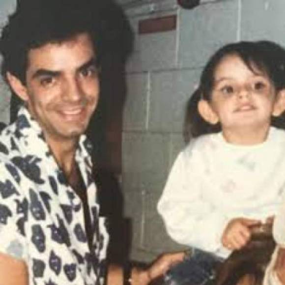 Los fans han destacado el enorme parecido de la actriz, de niña, con su pequeña hermana Aitana Derbez, hija de Eugenio y Alessandra Rosaldo.
