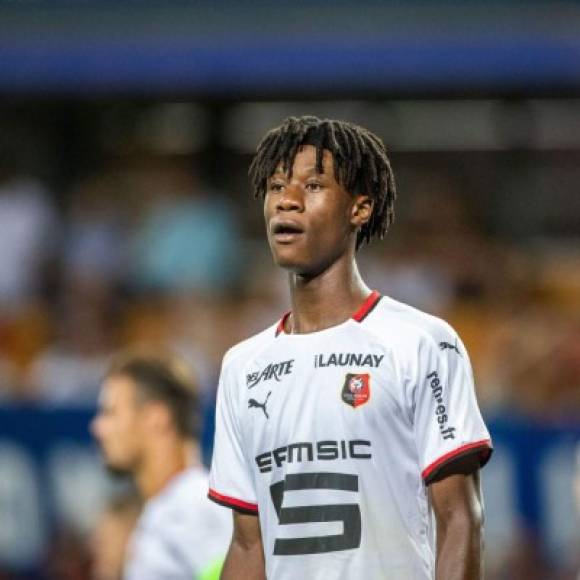 El director deportivo del Rennes, Florian Maurice, habló en RMC Sport y se pronunció sobre la posible salida de Eduardo Camavinga en este próximo mercado de fichajes. 'La salida de Camavinga no se ha hablado. Nunca ha habido un interés real. Desde mi llegada, tenía claro que haríamos con él el proyecto. ¿Si el Real Madrid ofrece 80 millones como se dice por él? La respuesta es no. Queremos seguir con él para que continúe evolucionando en el Stade Rennais'.