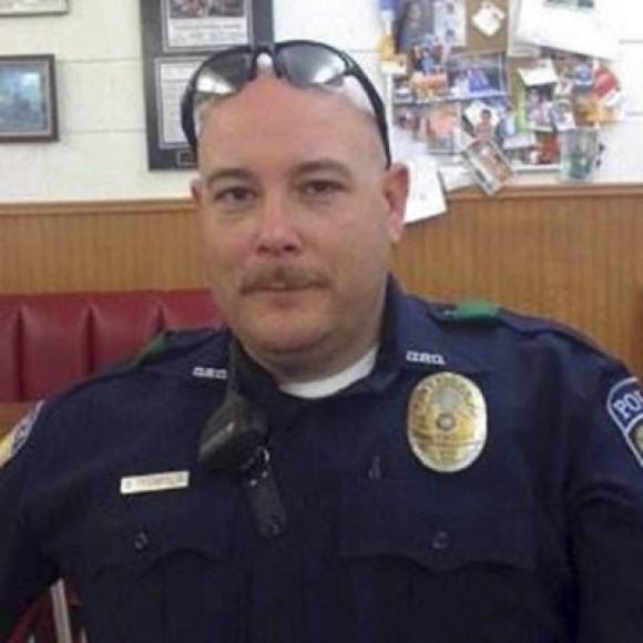 El oficial Brent Thompson ha sido identificado como uno de los fallecidos durante el ataque.<br/><br/>