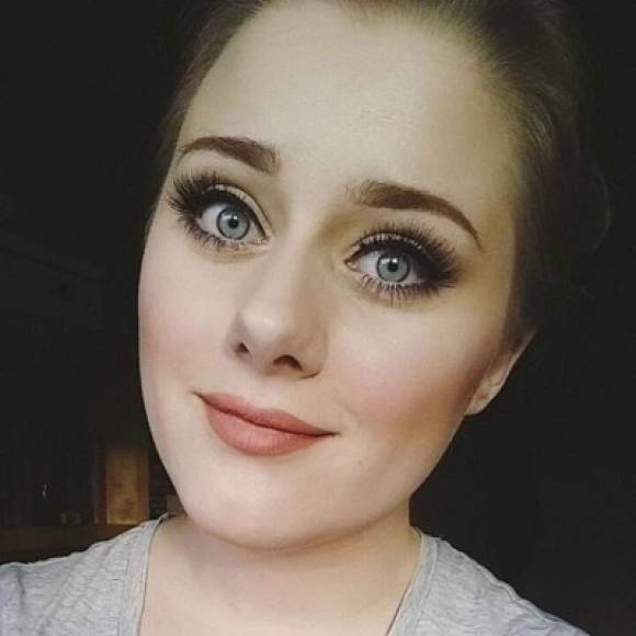Gracias a su delineado de ojos de gato, sus ojos azules y su peinado muy al estilo Adele, Ellinor Hellborg, oriunda de Gothenburg, se ha convertido en una sensación de Instagram, donde cuenta con 20 mil seguidores.