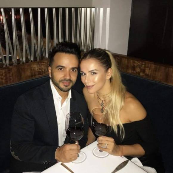 Conoció a Luis Fonsi en 2010, mismo año en que el cantante se divorció de Adamari López, por lo que ha sido atacada varias veces por parte de los seguidores de la boricua, quienes la han tildado de 'robamaridos'.<br/>