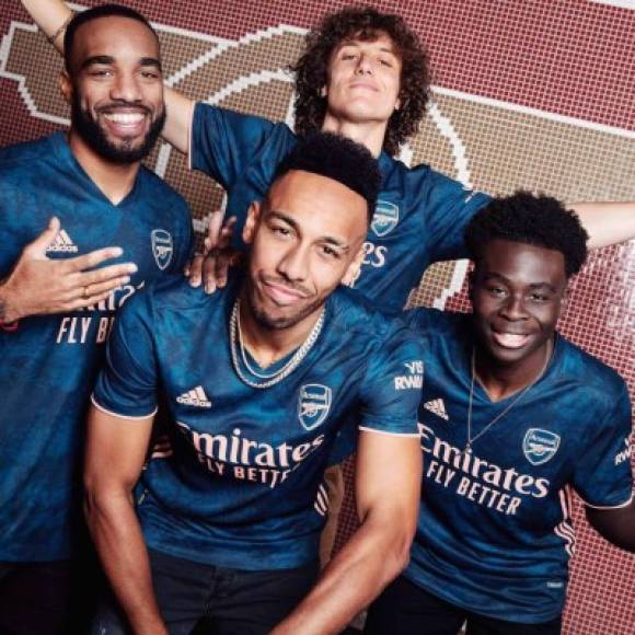 En el Arsenal han apostado por un estampado llamativo en el que el azul oscuro es el color predominante de la tercera equipación. 'Una joya que brilla en el horizonte del norte de Londres. Esta camiseta de fútbol simboliza la atmósfera electrizante de los partidos nocturnos en el Emirates Stadium. Se ha creado para jugar al máximo nivel y luce un diseño oscuro con detalles de color naranja. Los detalles termotransferidos ofrecen mayor ligereza en el terreno de juego. Su tejido cómodo y transpirable mantiene la piel fresca cuando llega tu momento de brillar', explica en su web la empresa Adidas, encargada de dar forma a las camisetas que lucirán los gunners esta temporada.