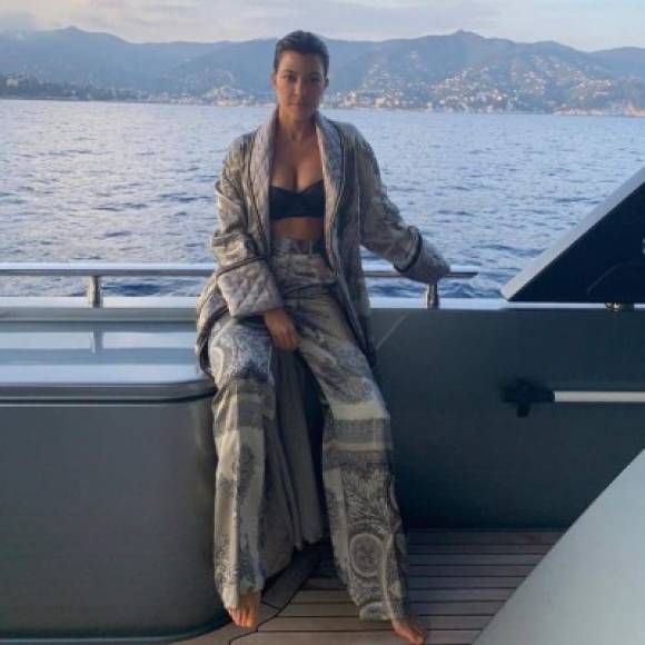 El sitio también menciona la riña que tendría Kourtney con su madre, Kris Jenner, debido al poco éxito de su sitio Poosh. Esta la culpa de prestarle demasiada atención a los proyectos de Kim Kardashian y Kylie Jenner.<br/>