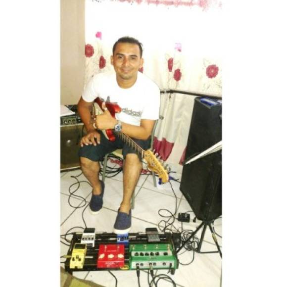 Nelson Amador, guitarrista del cantante Jorge Torres, fue uno de los dañados en la Alfonso [br][br]Lacayo sector Rivera Hernández de San Pedro Sula. Él y su familia están refugiados en la iglesia La Cosecha y puede donar al número de cuenta 727451421 de Bac Credomatic.