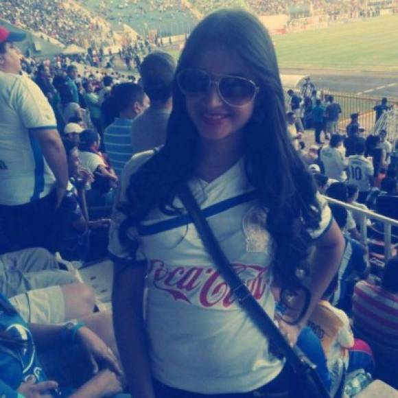 La chica de Germán Mejía siempre acude al estadio.