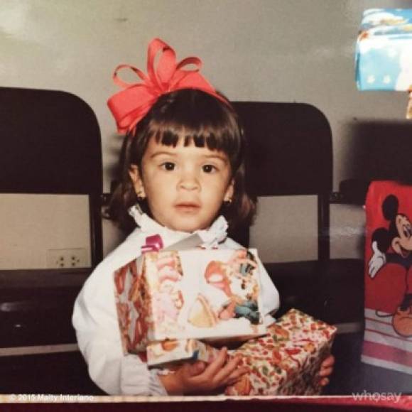 Maity ha compartido fotografías en las redes sociales donde se muestra como una niña muy feliz y segura de sí misma. Sus brillantes ojos negros hablan por sí solos.