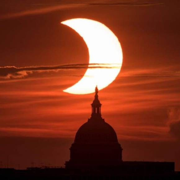 Un eclipse total, que sumerge brevemente parte del planeta en la oscuridad, ocurre cuando la Luna está mas cerca y su diámetro aparente es igual o superior al del Sol visto desde la Tierra.